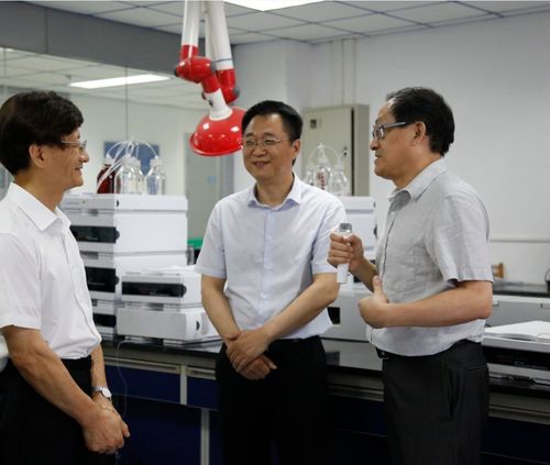 Meng Jianzhu, het voormalige lid van de 18de Centrale Politieke Dienst en de vroegere secretaresse van het Centrale Politieke en Wettelijke Comité, bezochten Farmaceutisch het Onderzoekinstituut van Xi'an Libang